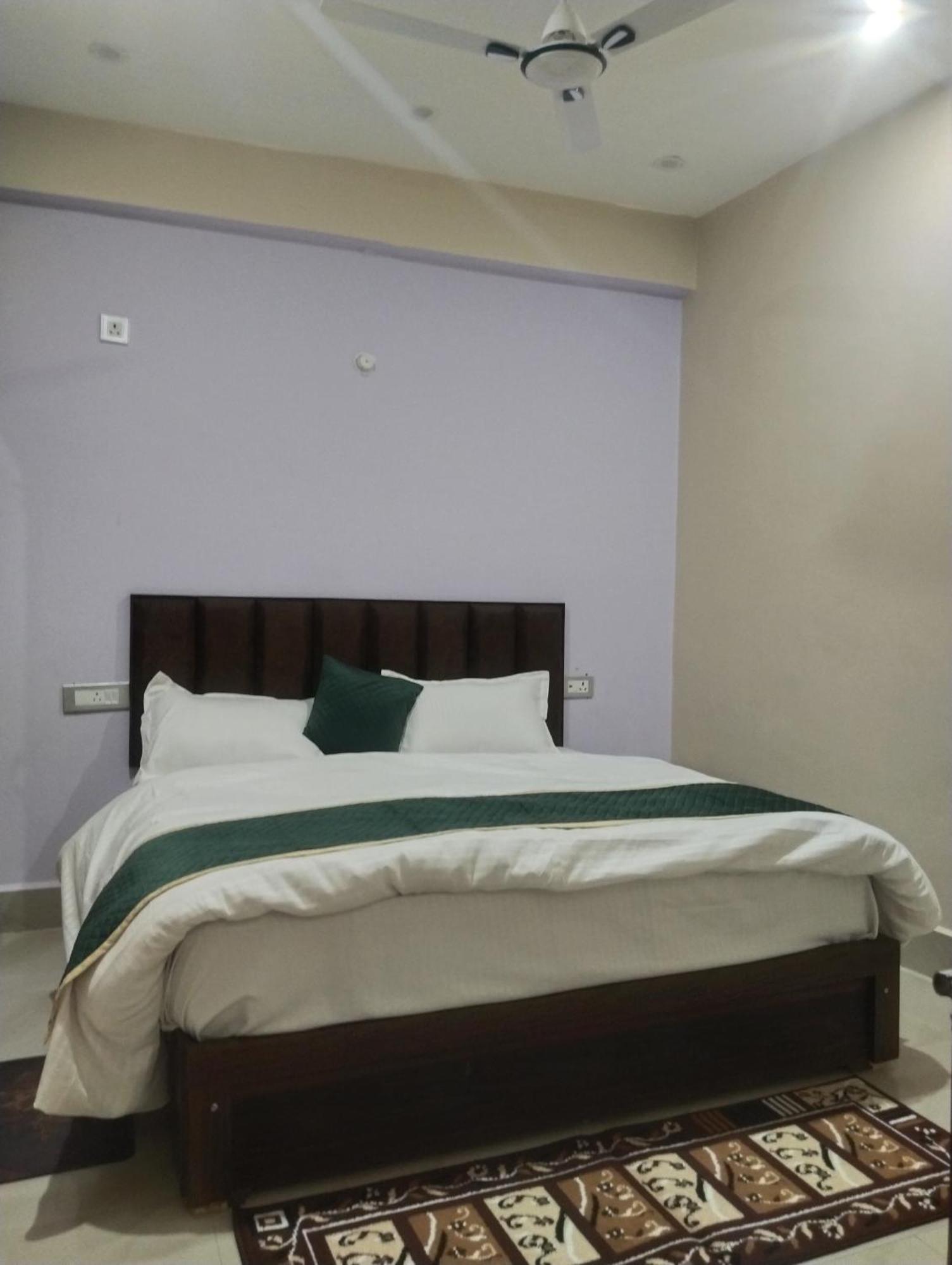 Dixit Residency Hotel Vrindāvan Екстериор снимка