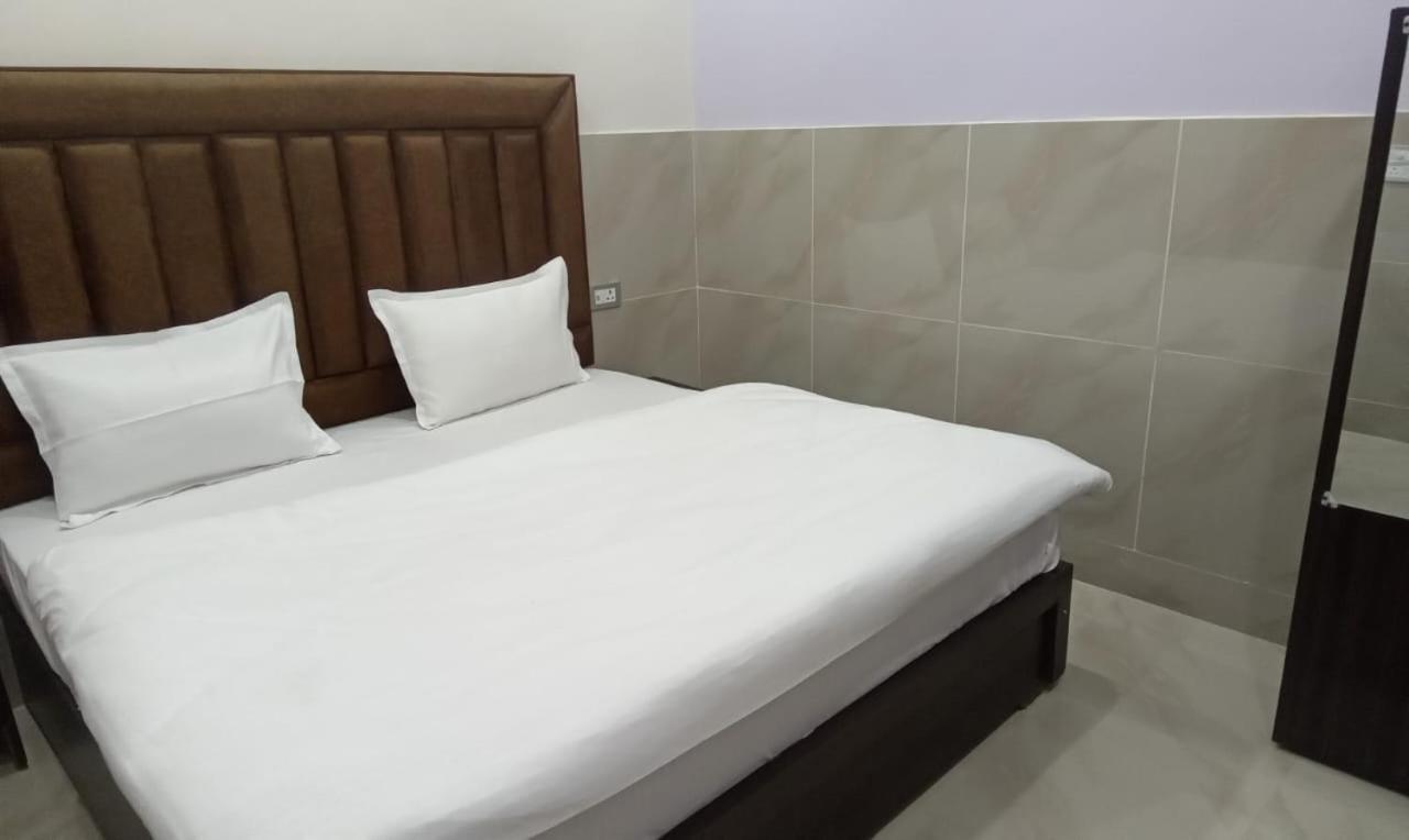 Dixit Residency Hotel Vrindāvan Екстериор снимка