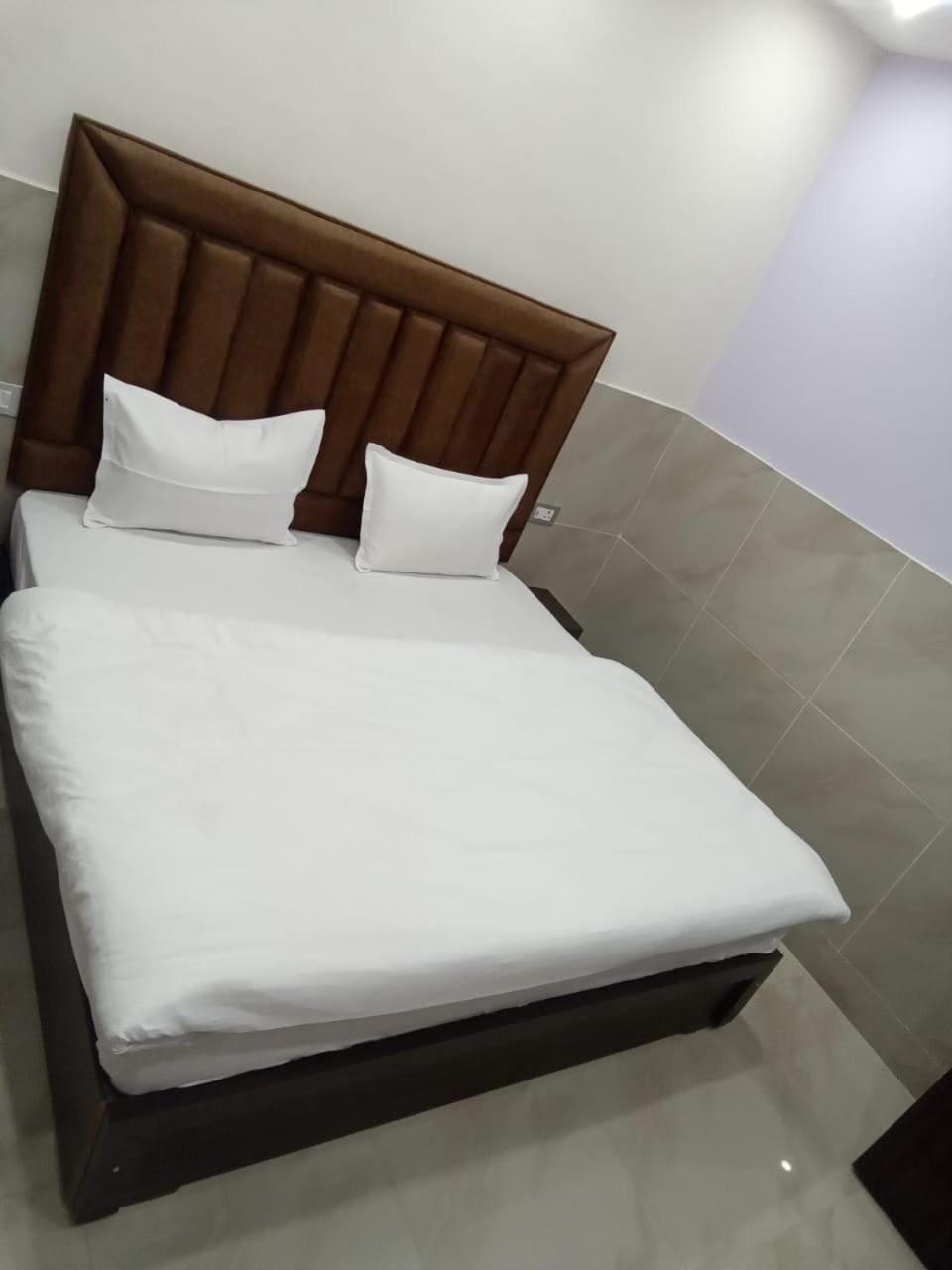 Dixit Residency Hotel Vrindāvan Екстериор снимка