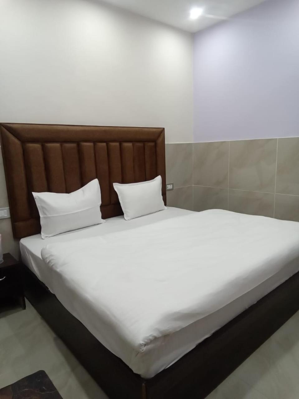 Dixit Residency Hotel Vrindāvan Екстериор снимка
