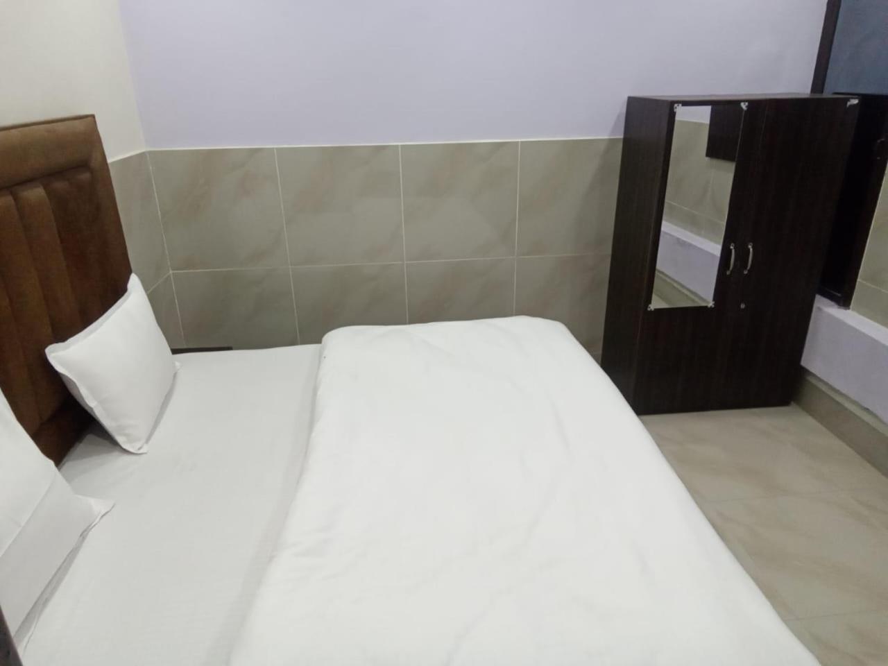 Dixit Residency Hotel Vrindāvan Екстериор снимка